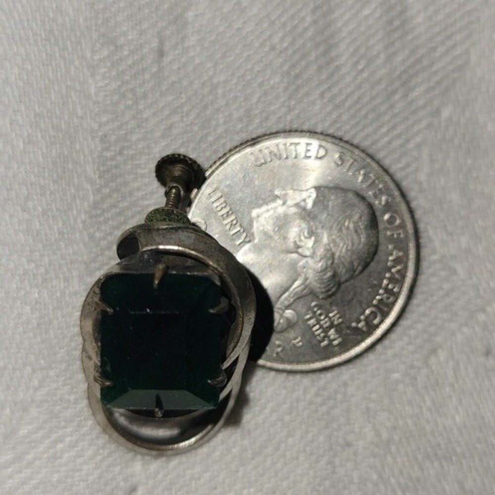 VINTAGE⚜️Emerald Colored Faceted Crystal Screw Clip Earrings - Picture 5 of 9